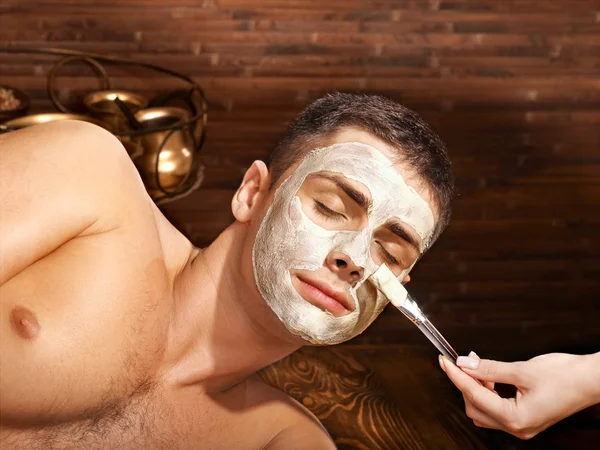 Clay facial mask in beauty spa. — Stock Photo, Image