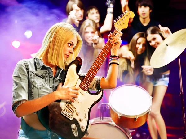 Banda tocando instrumento musical . — Foto de Stock