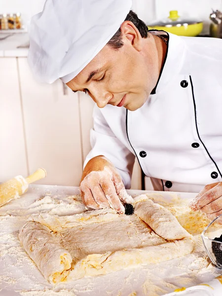 Man in de hoed van de chef-kok koken kip — Stockfoto