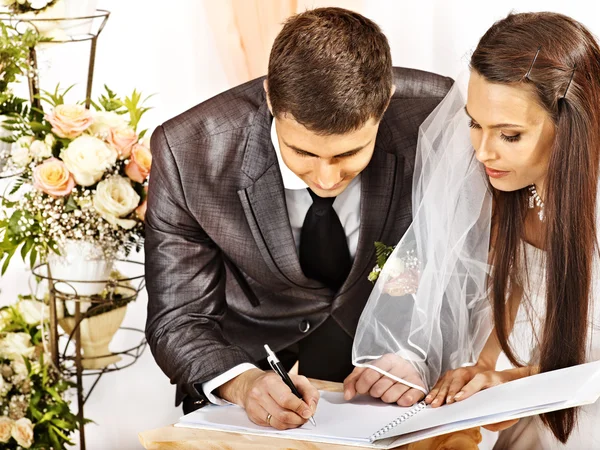 Sposo e sposa registrano matrimonio — Foto Stock