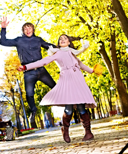 Casal na data outono ao ar livre . — Fotografia de Stock