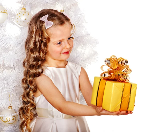 Kind mit Geschenkbox — Stockfoto