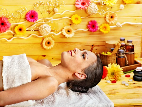 Mulher recebendo pedra massagem terapia  . — Fotografia de Stock