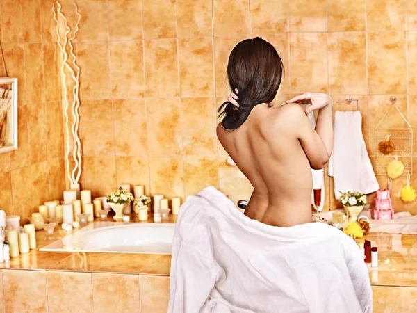 Женщина отдыхает в ванной с пеной . — стоковое фото