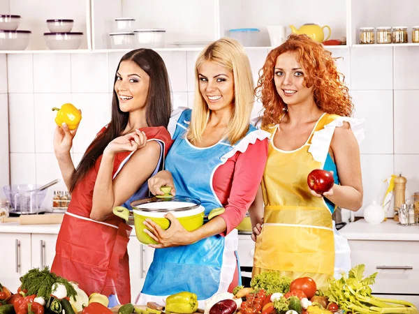 Grupo de mujeres preparando alimentos —  Fotos de Stock