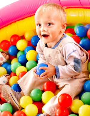 çocuk içinde renkli top.