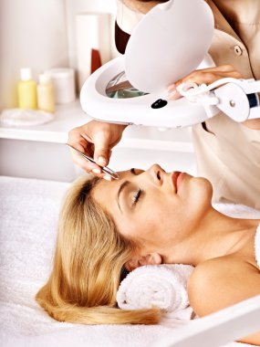 güzellik uzmanı tarafından tweezing kaş.