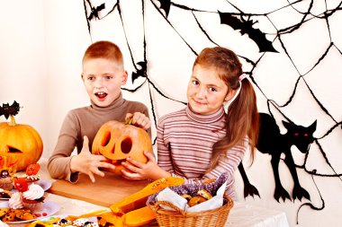 Cadılar Bayramı partisi ile çocuk oyun ya da şeker holding.