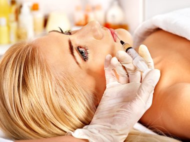 Doktor kadın Botox enjeksiyonları.
