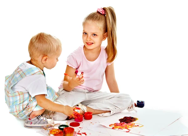 Barn målning av finger färg. — Stockfoto