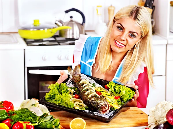 Vrouw bereiden van vis in de oven. — Stockfoto