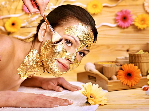 Vrouw krijgen gezichtsmasker . — Stockfoto