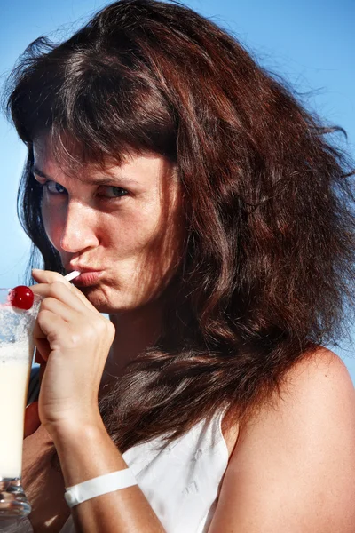 Mujer bebiendo cóctel en la playa . — Foto de Stock