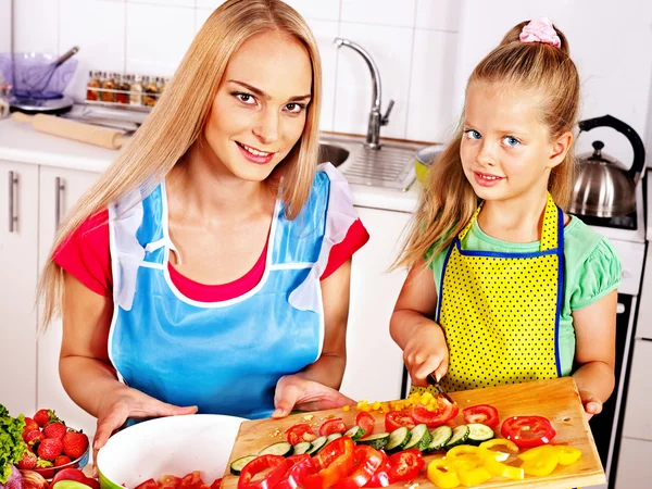 Moeder en dochter koken in de keuken. — Stockfoto