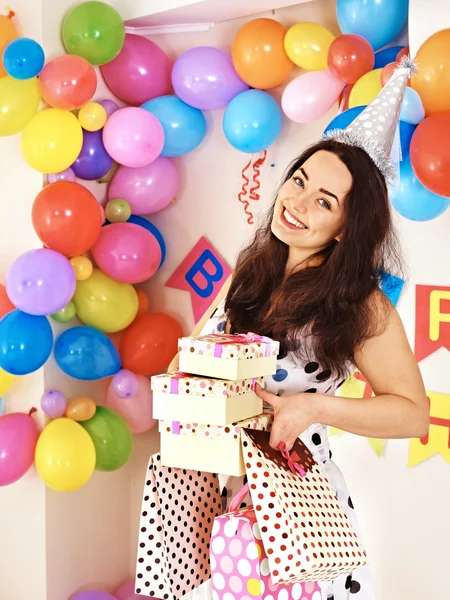 Mujer sosteniendo caja de regalo en fiesta de cumpleaños . — Foto de Stock