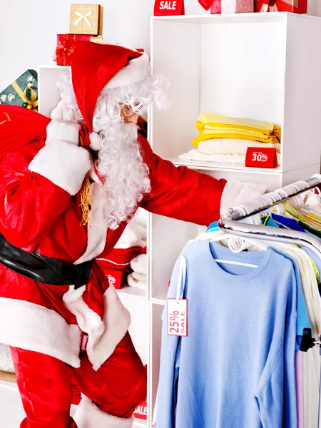 Papai Noel na loja de roupas . — Fotografia de Stock