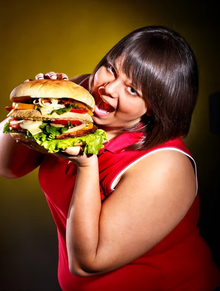 ハンバーガーを食べる女性. — ストック写真