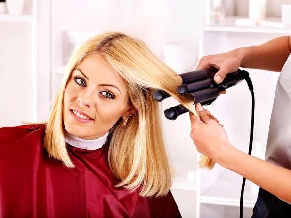 Kvinna på frisör. — Stockfoto