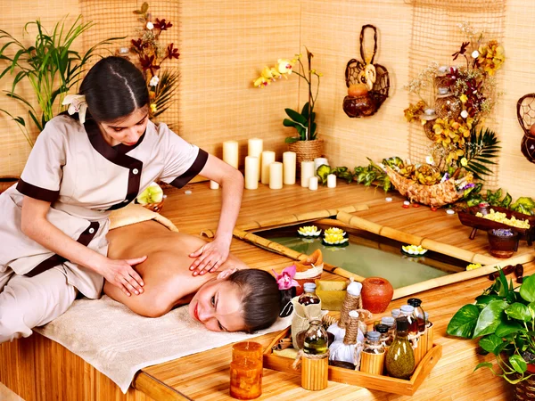 Vrouw krijgen massage in bamboe spa. — Stockfoto