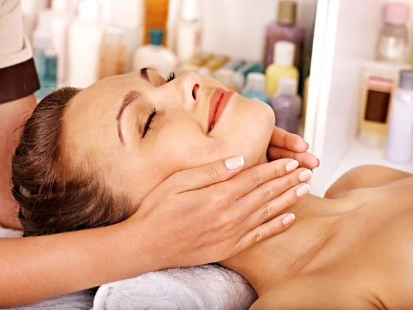 Жінка отримує масаж обличчя  . — стокове фото