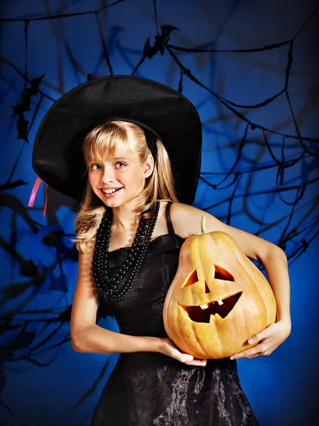 Sorcière enfant à Halloween fête . — Photo