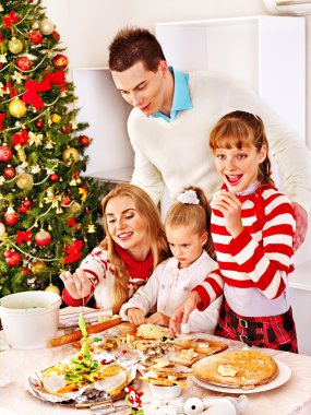 hamur xmas mutfakta çalışırken çocuklu aile.