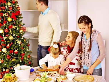 hamur xmas mutfakta çalışırken çocuklu aile.