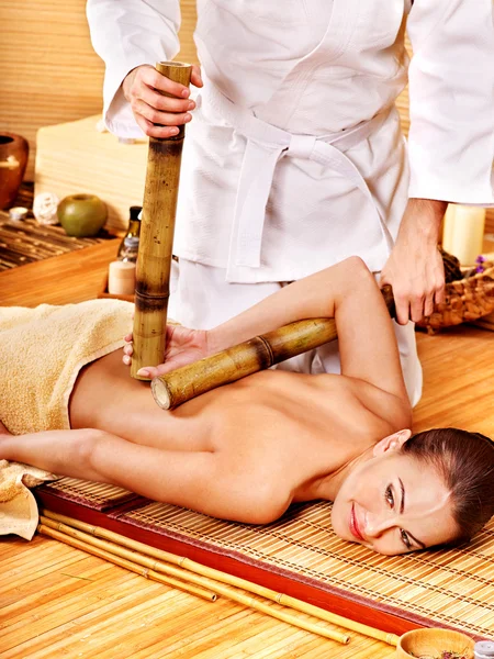 Kobieta zaczyna masaż bamboo. — Zdjęcie stockowe