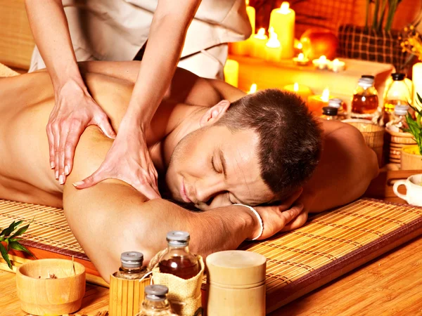 Kvinna får bambu massage. — Stockfoto