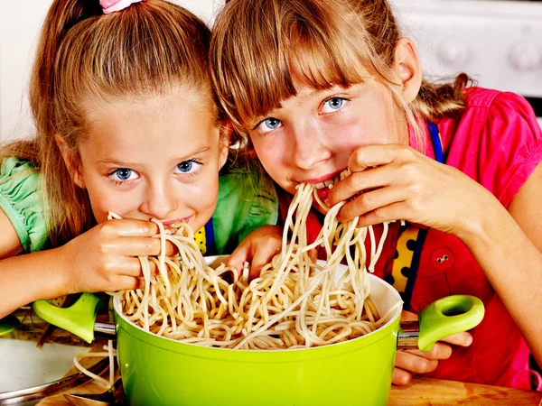 Niños cocinando en la cocina . — Foto de Stock