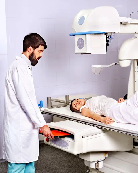 Patiënt met trauma en doctor in de x-ray kamer. — Stockfoto