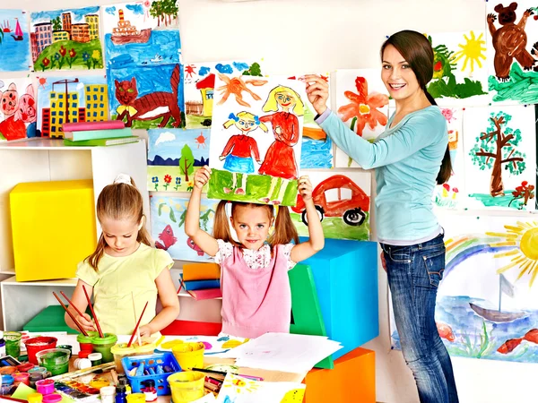 Niños con maestro en la escuela . — Foto de Stock