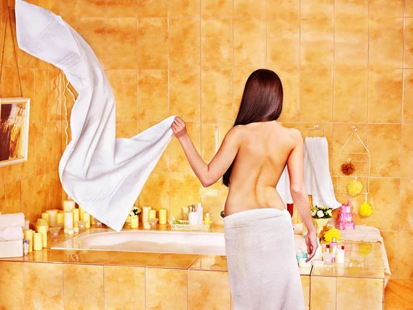 여 자가 걸릴 거품 목욕. — 스톡 사진