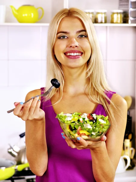 Vrouw salade eten bij keuken. — Stockfoto