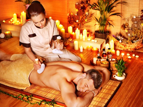 Mann bekommt Kräuterball-Massage . — Stockfoto