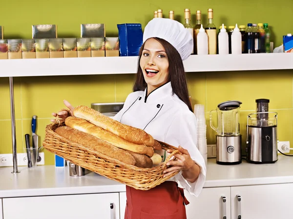 Vrouwelijke chef-kok bedrijf voedsel. — Stockfoto