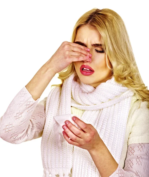 Junge Frau mit Taschentuch erkältet. — Stockfoto