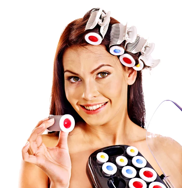 Mulher segurando encrespadores de cabelo para cabeça . — Fotografia de Stock