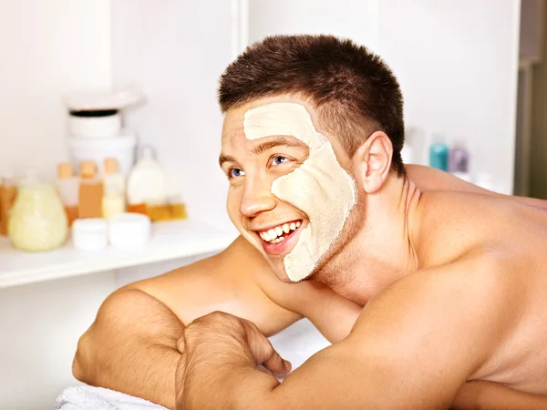 Clay facial mask in beauty spa. — Stock Photo, Image