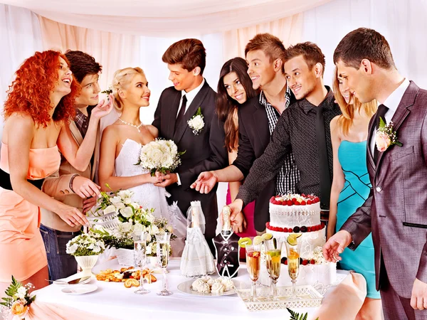 Groupe de personnes à la table de mariage . — Photo
