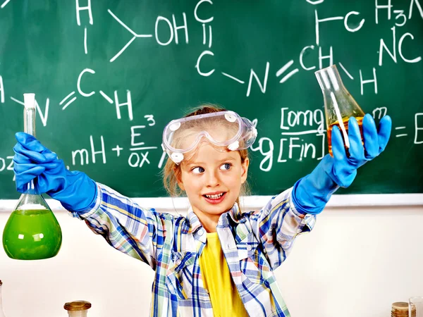 Criança em aula de química . — Fotografia de Stock