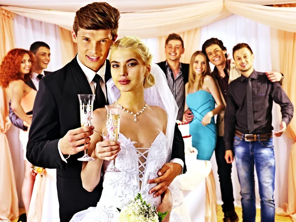 Hochzeitspaar und Gäste trinken Champagner. — Stockfoto