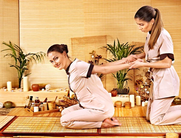 Terapeuta dando masaje de estiramiento a la mujer . — Foto de Stock