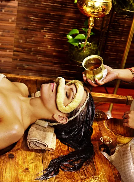 Mulher com máscara no spa ayurveda . — Fotografia de Stock