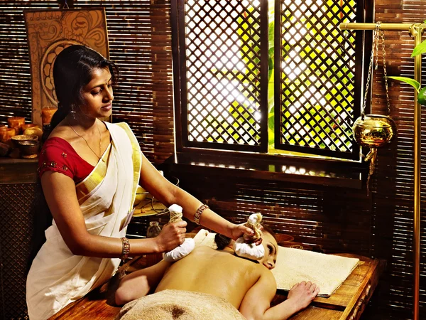 Mujer teniendo masaje con bolsa de arroz . —  Fotos de Stock