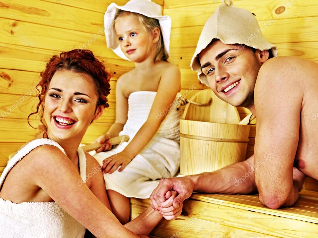 konchaet-teshe-foto-v-bane-semi-devushki