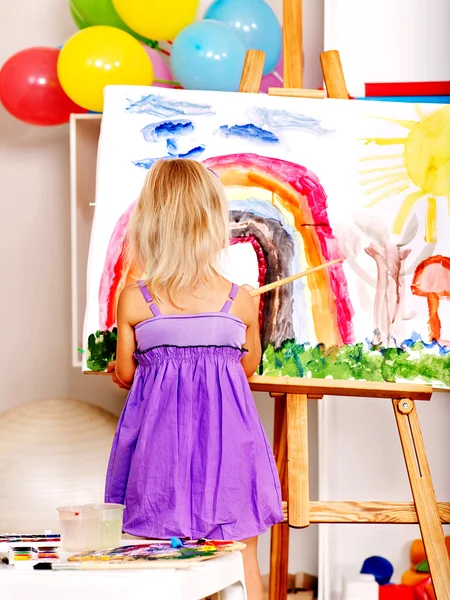 Child painting at easel. — Stock Photo, Image