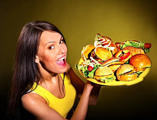 Donna che tiene un hamburger . — Foto Stock