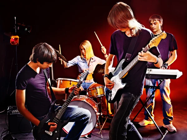 Gente del gruppo che suona la chitarra . — Foto Stock