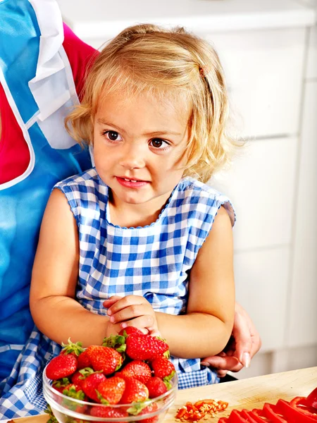 Kind koken in de keuken. — Stockfoto